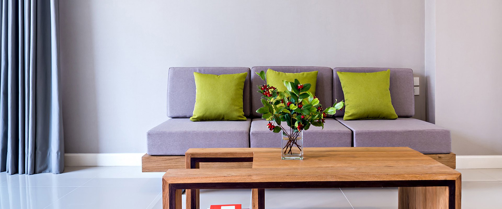Florero sobre mesa con sofa moderno interior sala de estar